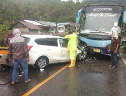 Lakalantas Minibus dengan Bus Parawisata di Jalan Umum Jangga Dolok Toba, 1 Tewas