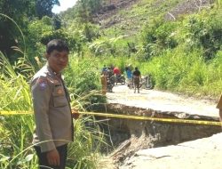 Ruas Jalan Provinsi di Lumban Rau Tengah Kecamatan Nassau Toba, Amblas