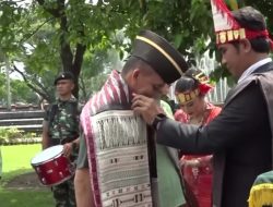 Pangdam Baru Disambut Ulos dan Pedang Pora di Kodam I/BB