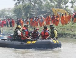 Pj Gubernur Sumut, KASAD, Wali Kota Medan, ikut Bergotong Royong Bersihkan Sungai Deli