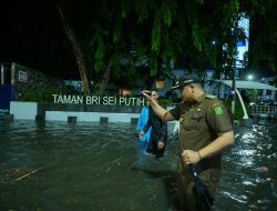 Pastikan Pengerjaan Drainase Berfungsi, Bobby Nasution Terobos Hujan Deras