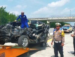 Lakalantas Minibus dengan Truk di Jalan Tol, Minibus Ringsek Pengemudinya Luka-luka