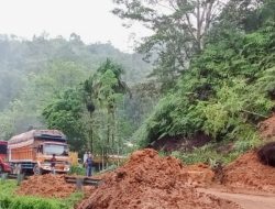 Terjebak Longsor di Jalur Sibolga-Tarutung, Pengendara Menginap di Jalan