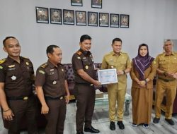 Berperan Tingkatkan PAD, Pemkab Serahkan Sertifikat Apresiasi ke Kejari Sergai