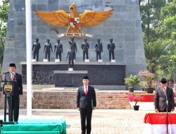 Pj Gubernur Letakan Karangan Bunga di Tugu Letda Sujono