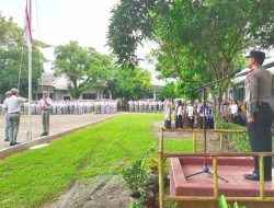Kapolsek Padang Hulu Pembina Upacara di SMA N 4 Tebing Tinggi