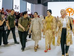 Ny Kahiyang Ayu Perkenalkan Wastra Kota Medan di JFW 2023