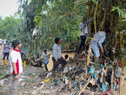 Gotong Royong Peduli Deli, Petugas Bersihkan Sungai di Kawasan Kampung Aur