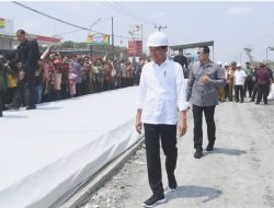 Presiden Jokowi Tinjau Proyek Rekonstruksi Jalan Rusak di Lampung Tengah