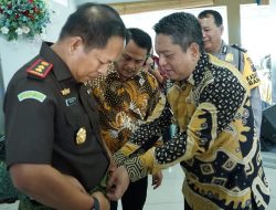 Pj Wali Kota Tebingtinggi Pakaikan Kain Songket Kepada Kajari Baru