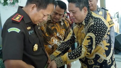 Pj Wali Kota Tebingtinggi Pakaikan Kain Songket Kepada Kajari Baru