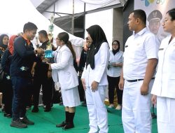 Puncak HKN, Pj Gubernur Serahkan Penghargaan Kepada Nakes dan Kader Posyandu berprestasi