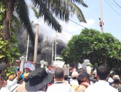 Aksi di Depan Gedung DPR, Massa Apdesi Bakar Ban Polisi Turunkan Water Cannon