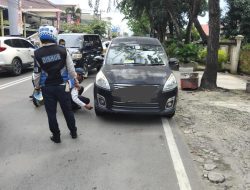 Parkir Sembarangan, Puluhan Mobil Diberi Sanksi Penggembosan Ban