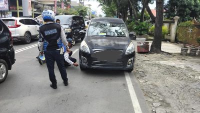 Parkir Sembarangan, Puluhan Mobil Diberi Sanksi Penggembosan Ban