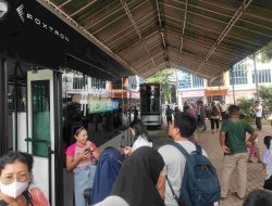 Calon Penumpang Padati Halte Bus Listrik Gratis di J-City