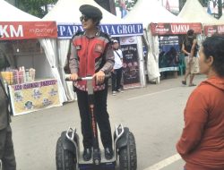 Petugas Mengendarai Seg Way Berpatroli Amankan Event F1 PowerBoat