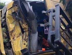 Truk Sarat Muatan Kelapa Sawit Terbalik Timpa Rumah Warga