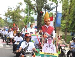 Pj Gubernur Kenakan Baju Adat Toba Naik Becak Bersama Bupati/Walikota ke Acara Musrenbang