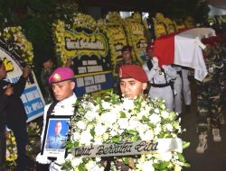 Dandenjaka Pimpin Upacara Pelepasan Jenazah  Serka Marinir (Anumerta) Ismunandar
