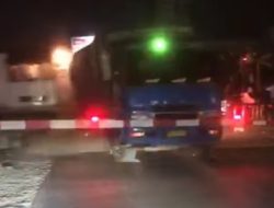 Truk Bawa Pupuk Tertabrak Kereta Api di Perbaungan Sergai