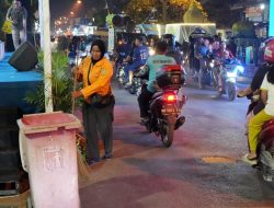 Di tengah Kemeriahan Malam Takbiran, Ada Petugas Kebersihan yang Siaga Membersihkan Sampah