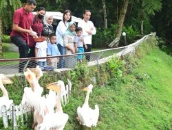 Akhir Pekan Bersama Keluarga, Presiden Jokowi Ajak Cucu Wisata Satwa di Sibolangit