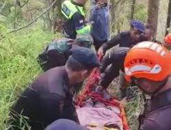 Personel SAR Satbrimob Polda Sumut Evakuasi WNA yang Hilang di Sipiso Piso