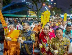 Peringatan Waisak Pemko Medan, Bobby Nasution Ikut Pawai Lilin Bersama Umat Buddha