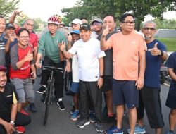 Nikmati Pagi di Mataram, Presiden Jokowi Gowes Sepeda Bambu