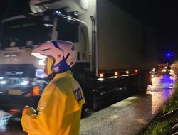 Material Longsor Dibersihkan, Jalinsum Tarutung – Sibolga Kembali Lancar