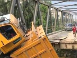 Lantai Jembatan Titi Besi Batang Serangan Ambruk, Truk Sirtu Terperosok