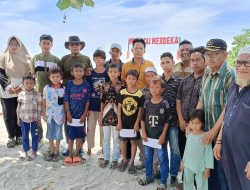 Zuhari Berbagi Rezeki Dengan Anak Yatim di Pantai Merdeka