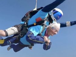 Aksi Berani Nenek 102 Tahun, Rayakan Ultah dengan Terjun Payung