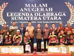 PJ Gubernur Agus Fatoni Beri Penghargaan Kepada Para legenda Olahraga Sumut