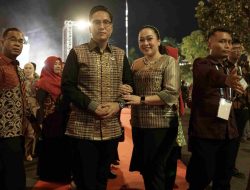 Tampil Kompak, Rico Waas dan Ketua TP PKK Kenakan Songket Medan di Munas APEKSI Surabaya