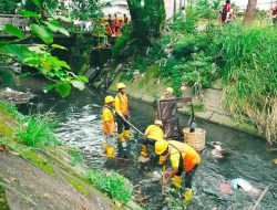 Rico Waas Gotong-Royong Pembersihan Sungai Sei Putih