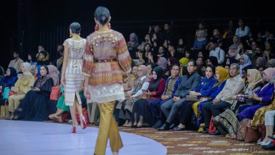 Bersama Desainer Medan, Rico Waas dan Ketua TP PKK Hadiri IFW 2025