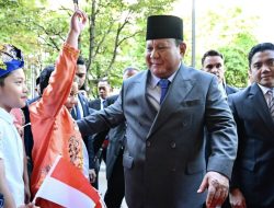 Hangat dan Meriah, Diaspora Sambut Presiden Prabowo di Paris dengan Senyum dan Bendera