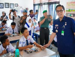 Dukung Penuh Program Makan Bergizi Gratis, Rico Waas Tinjau Langsung Pelaksanaan di SMPN 20