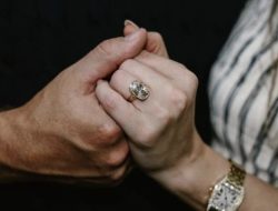 Taylor Swift Resmi Bertunangan, Pamer Cincin Rp15,4 Miliar dari Travis Kelce