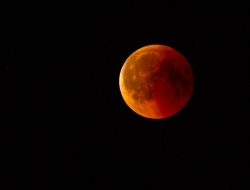 Fenomena Langka! Gerhana Bulan Total Terjadi Malam Ini, Jangan Lewatkan