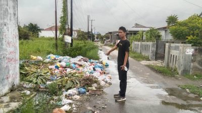 Warga Tanjung Gusta Resah, Jalan Kelapa II Dipenuhi Tumpukan Sampah Busuk