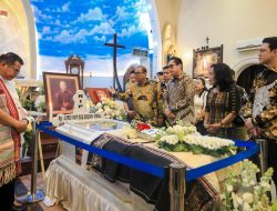 Rico Waas Hadiri Misa Requiem Uskup Emeritus AGP Datubara, Sampaikan Duka Mendalam