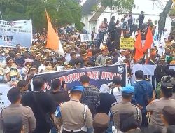 Ribuan Massa Gelar Aksi Besar-besaran, Desak Gubernur Sumut Tutup TPL