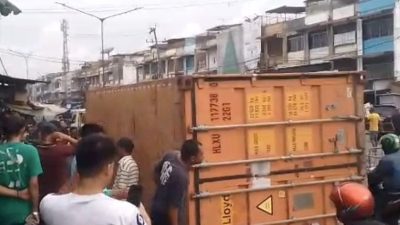 Kontainer Terjatuh di Jalan KL Yos Sudarso, Warga Simpang Kantor Sempat Panik