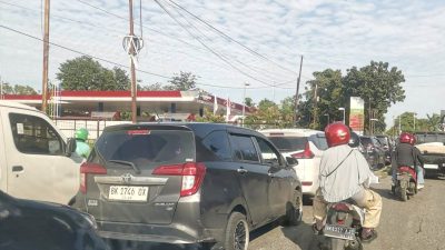 BBM Langka, Warga Medan Serbu SPBU Hingga Timbulkan Kemacetan Panjang