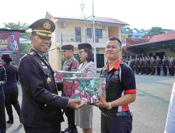 Kapolres Tebing Tinggi Serahkan Bingkisan Nataru kepada Personel dan Wartawan