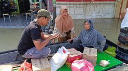 Krisis Air Bersih, Ketua SMSI Sergai Bagikan Air Mineral dan Beras Kepada Korban Banjir di Pematang Ganjang