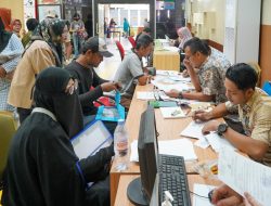 Tinjau Disdukcapil, Rico Waas Instruksikan Layanan Jemput Bola untuk Korban Banjir